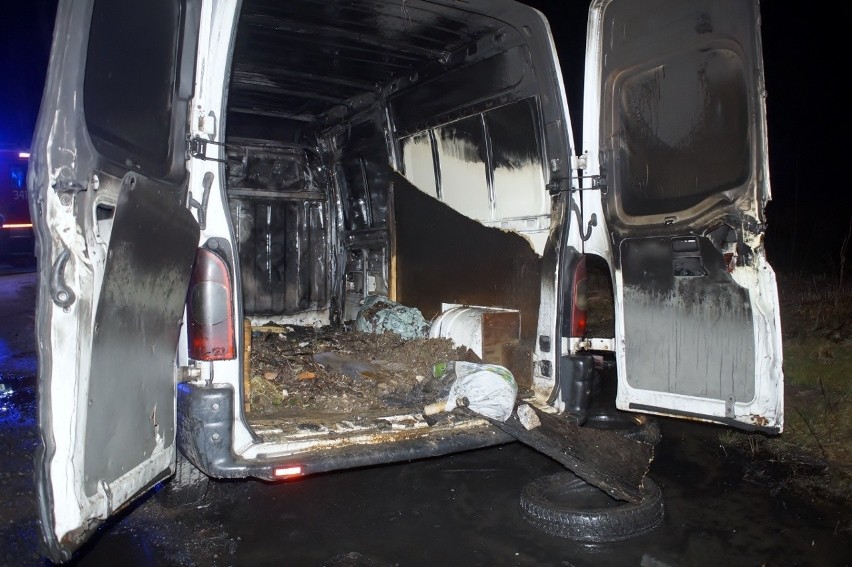 W nocy koło Łupin spłonął Renault Master