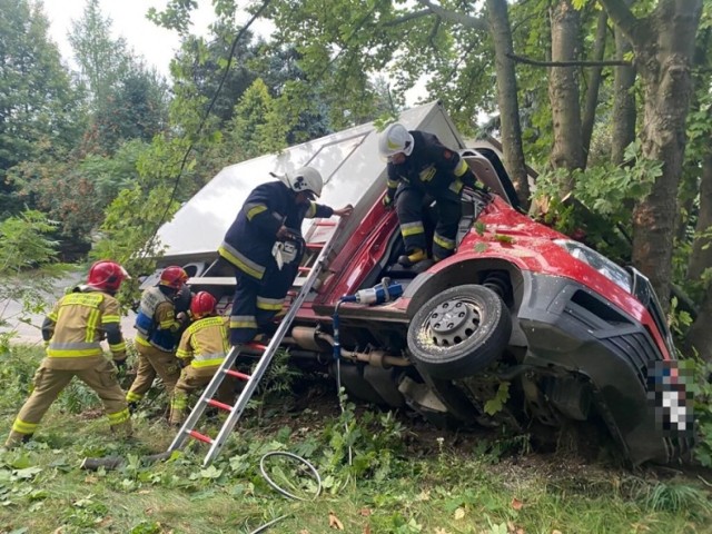 Do tragicznego wypadku doszło we wsi Przybrodzin, w powiecie słupeckim. Z nieznanych jeszcze przyczyn bus uderzył w drzewo.Przejdź do kolejnego zdjęcia --->