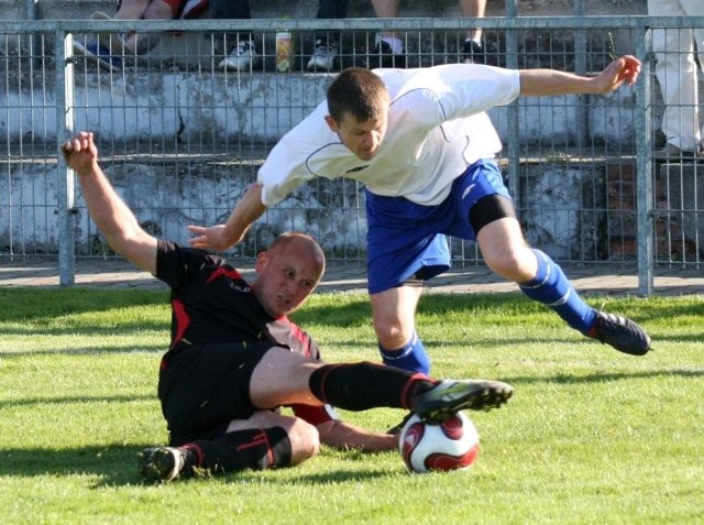 Tomasz Kozan (z lewej) powstrzymuje Piotra Sobottę.