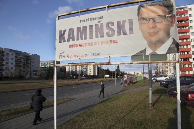 Plakat z podobizną Mariusza Kamińskiego nadal wisi przy ul. Upalnej. Zgodnie z prawem miał być zdjęty do 9 listopada. Po tym terminie straż miejska może wystawić mandat.