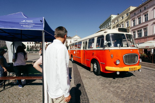 Już od najbliższej soboty w bydgoskim rozkładzie jazdy pojawią się dwie linie turystyczne. Dodatkowym smaczkiem dla pasażerów będzie to, że wozić autokary Jelcz 043 i Jelcz 706 RTO, popularnie zwane "ogórkami". Autobusy te kursowały na regularnych liniach autobusowych od lat 60. XX wieku. Zostały wycofane z obsługi w latach 80. Gdyby któryś z nich odmówił posłuszeństwa, w trase wyjedzie Jelcz MEX 272. To jeszcze nie wszystko! 