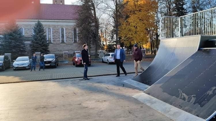 Nowy skatepark oddano do użytku w Świerżach Górnych w gminie Kozienice. To pierwszy taki obiekt na terenach wiejskich [ZDJĘCIA I FILM]