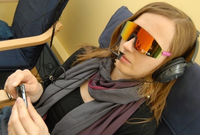 W metodzie SITA wykorzystuje się okulary z wmontowanymi diodami (które podczas sesji migają czerwonym światłem) oraz czujnikiem oddechu.