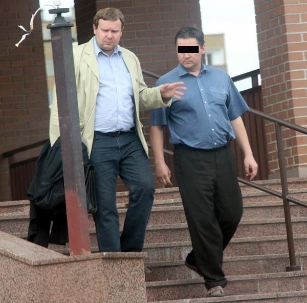 Inspektor Paweł C. (na zdjęciu z zasłoniętą twarzą, obok jego adwokat) został zatrzymany w czerwcu ubiegłego roku.