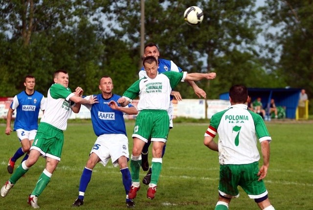 Piłkarze Polonii Iłża (w biało zielonych strojach) awansowali do czwartej ligi.