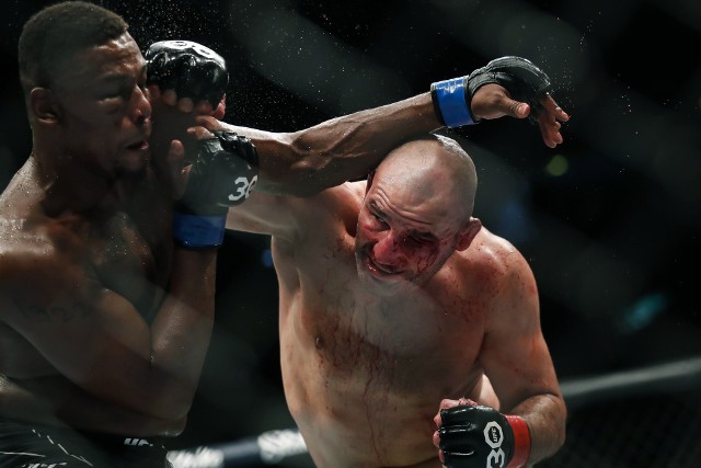 31-letni Amerykanin Jamahal „Sweet Dreams” Hill rozprawił się z 43-letnim Brazylijczykiem Gloverem „Spiderem” Teixeirą w UFC 283 w Rio de Janeiro i zdobył pas wagi półciężkiej