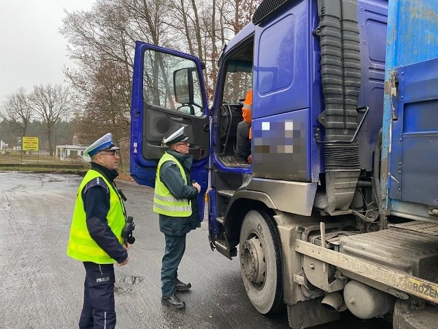 Zakaz wyprzedzania obowiązuje od 1 lipca, ale nadal wielu kierujących  ciężarówkami go nie przestrzega.