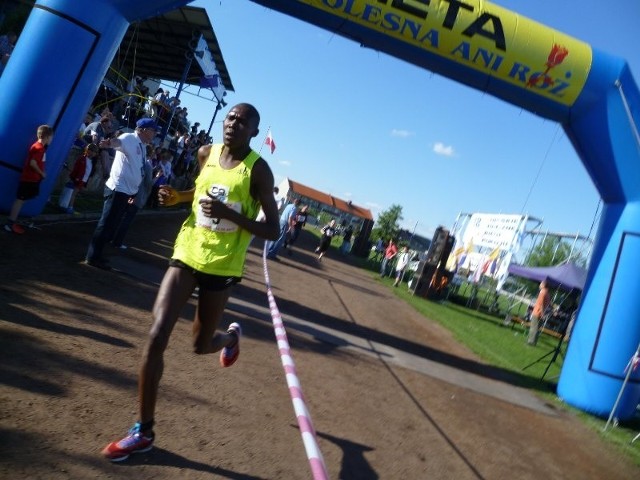 Edwin Kirui z Kenii wygrał 18. Bieg o Różę Olesna. 5-kilometrowy dystans przebiegł w czasie 15,20 min.To już trzeci triumfator oleskiego biegu w historii. W 2009 roku wygrał Joel Komen z Kenii, który w tym roku wygrał Maraton Opolski. W ubiegłym roku w Oleśnie triumfował Sawe Elisha Kiprotich (również z Kenii).