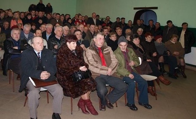 Na spotkanie z burmistrzem przyszło ponad 150 osób. W pierwszym rzędzie, z lewej przewodniczący komitetu Ireneusz Karkoszka.