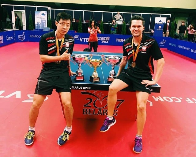 Ogromy sukces zawodnika UKS Dojlidy i reprezentacji Polski na Białorusi. W prestiżowych zawodach z cyklu ITTF World Tour, gdzie startowało ponad 300 uczestników z 30 krajów świata nasz zawodnik zajął 1 miejsce w deblu w parze z Danielem Górakiem