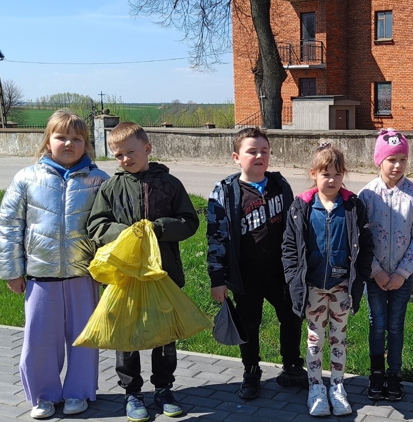 Uczniowie z Mydłowa wzięli udział w akcji „Sprzątamy dla...