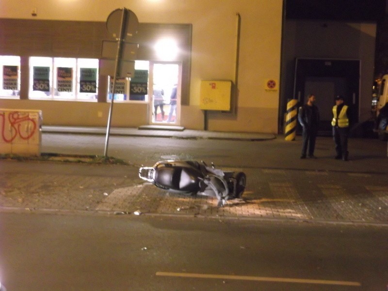 Wrocław: Wypadek na Kozanowskiej. Samochód zderzył się ze skuterem (ZDJĘCIA)