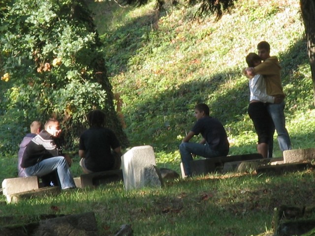 W sobotę na żydowskich nagrobkach siedzieli młodzi ludzie, którym było obojętne, że to cmentarz 