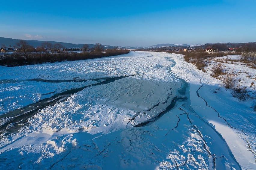 Dunajec jest skuty lodem. Wygląda jak niegroźny potok. - Gdy...