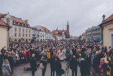 Rynek Kościuszki. WOAK Białystok przeprowadził akcję Niepodległa do hymnu