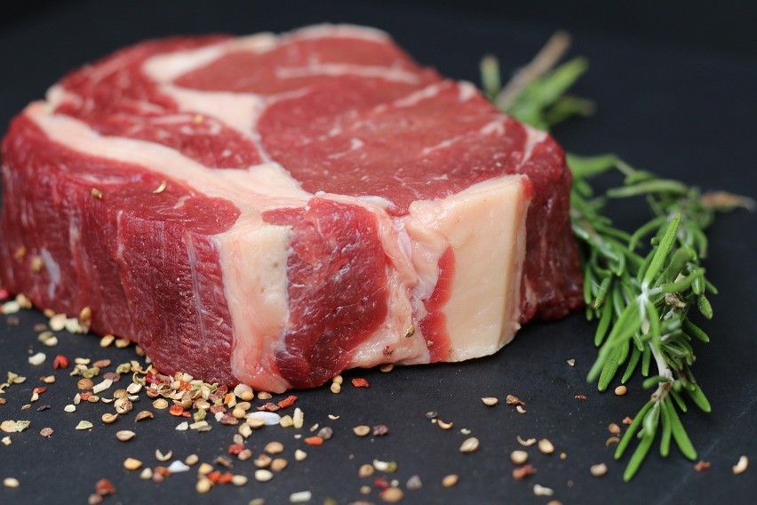 Czerwone mięso emituje ok. 3,000 pCi/kg.