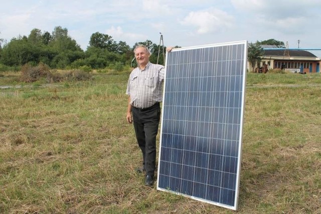 Jan Strzoda ustawi trzy tysiące takich paneli. - Jeżeli inwestycja okaże się dochodowa, rozbuduję elektrownię do 4 ha - deklaruje Jan Strzoda.