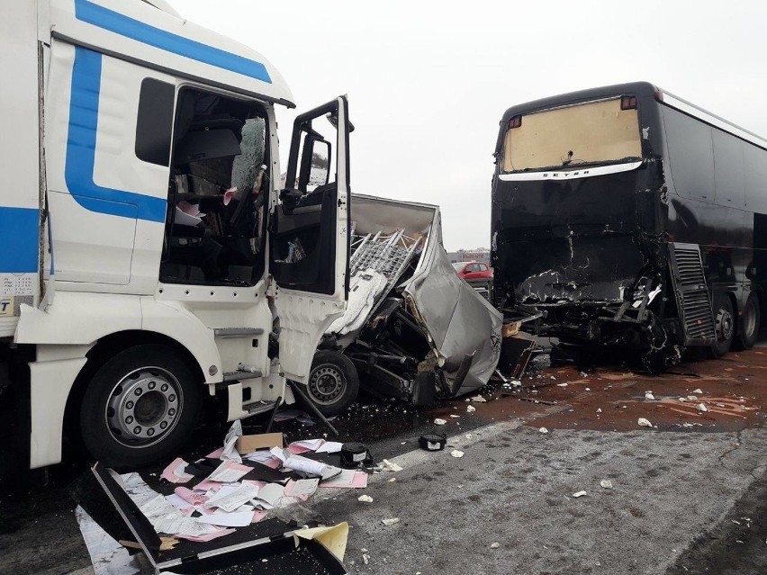 Wypadek na DK 1 koło Radomska. Ciężarówka zderzyła się z busem. Ranni [ZDJĘCIA]