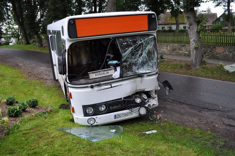 Wypadek w Karnieszewicach. Zderzyły się dwa autobusy.