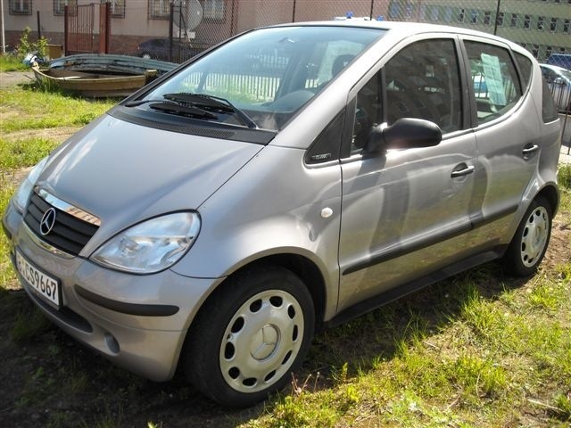 Mercedes stał na parkingu i czekał na kupca