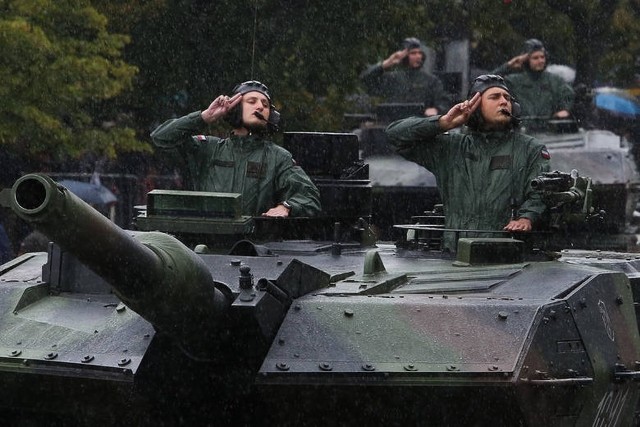 Uroczystości były wzbogacone o pokaz musztry paradnej oraz pokaz czołgów Leopard 2A5.