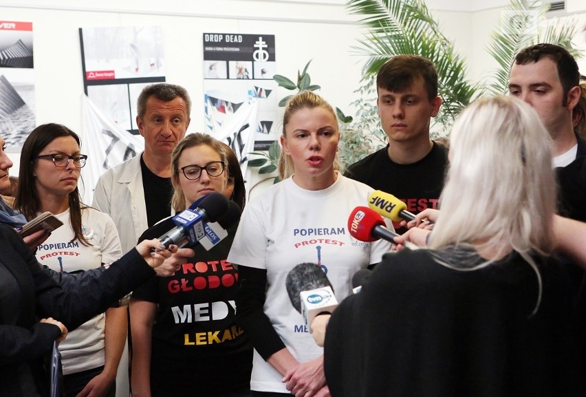 Protest rezydentów w Szczecinie. Głoduje już 10 lekarzy [WIDEO]