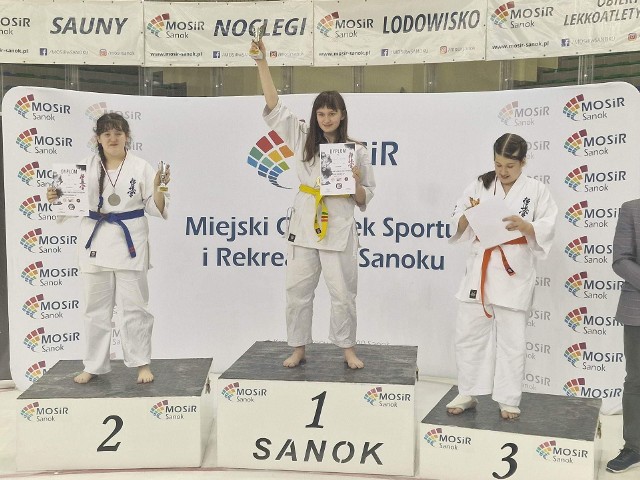 Złoty medal podczas turnieju karate w Sanoku zdobyła suchedniowianka Jowita Mazurek ze skarżyskiej Akademii Karate Kyokushin.