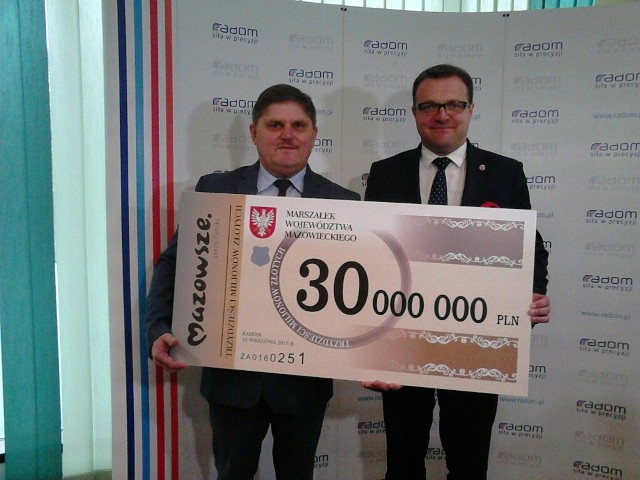 W piątek prezydent Radosław Witkowski (z lewej) dostał symboliczny czek na 30 milionów złotych od wicemarszałka Mazowsza Leszka Ruszczyka.