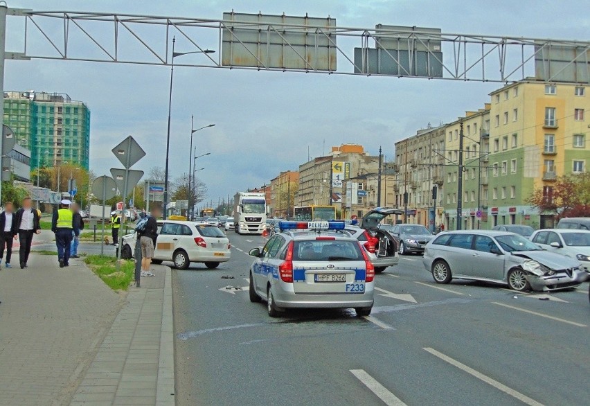 Wypadek na Piłsudskiego przy Wydawniczej w Łodzi. Zderzenie taksówki z alfą [ZDJĘCIA, FILM]