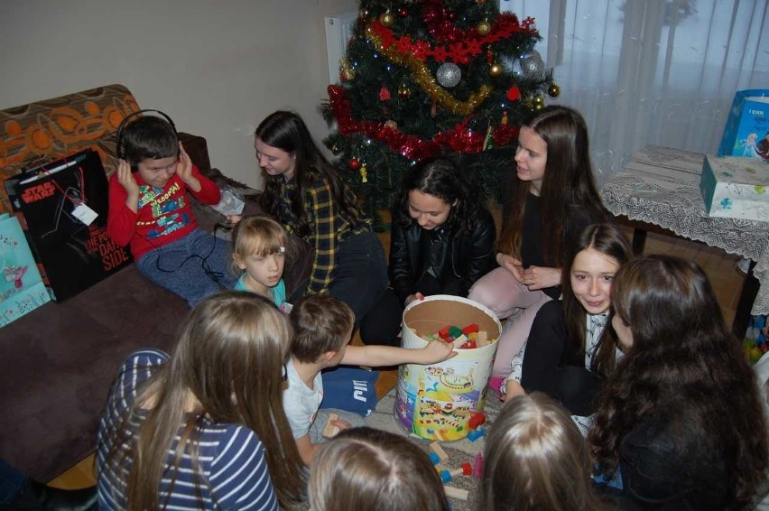 Uczniowie Collegium Gostomianum w Sandomierzu pomogli dzieciom w Łoniowie. Były prezenty i wspólna zabawa (ZDJĘCIA)