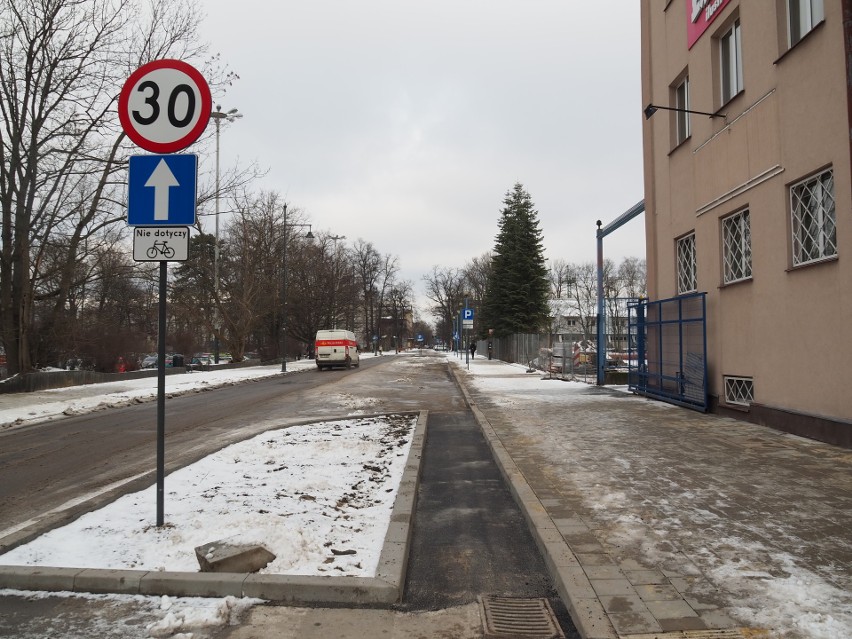 Remont ul. Stefanowskiego zakończony. Pozostały nasadzenia. Kiedy ruszy zazielenianie? ZDJĘCIA