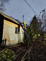 Potężna wichura nad powiatem jędrzejowskim. Uszkodzone trzy dachy