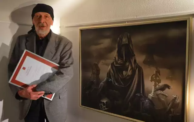 Ryszard Rosiński przy jednym z obrazów pokazanych na wystawie w Miejskim Centrum Kultury w Skarżysku - Kamiennej.