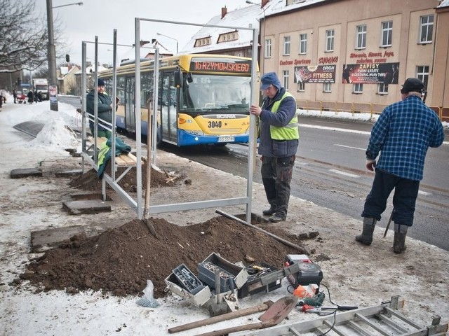 Wczoraj (21 lutego) nowa wiata stanęła m.in. przy ul. Szczecińskiej. Docelowo będzie ich dziesięć. 