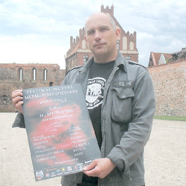 Grzegorz Kopcewicz prezentuje plakat informujący o festiwalu