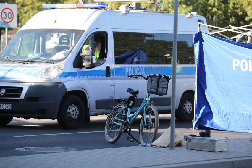 Śmiertelny wypadek na Popowickiej. Nie żyje rowerzystka [ZDJĘCIA]