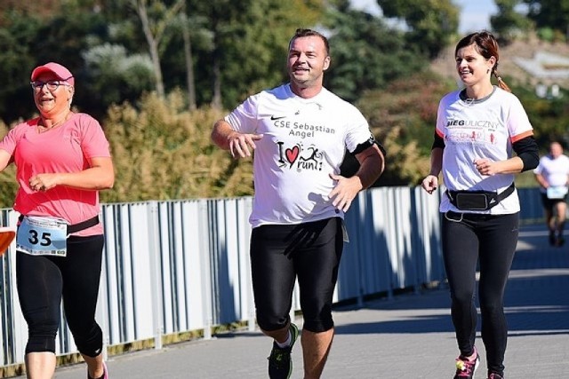- Zapraszamy tych wszystkich, którzy biegają zarówno rekreacyjnie, jak i sprawdzają się na dystansie 10 kilometrów - zachęca Marek Chart, dyrektor CSiR w Sępólnie.