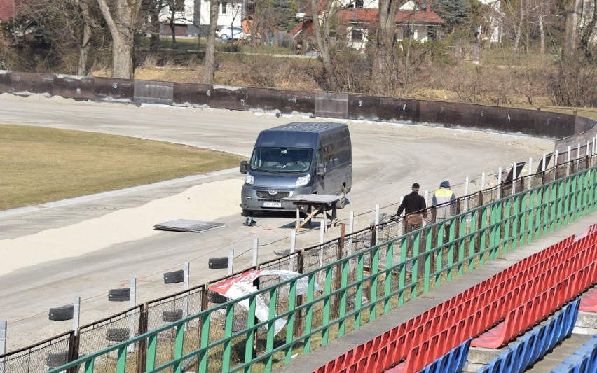 Trwa uzupełnianie nawierzchni toru żużlowego i remont bandy...