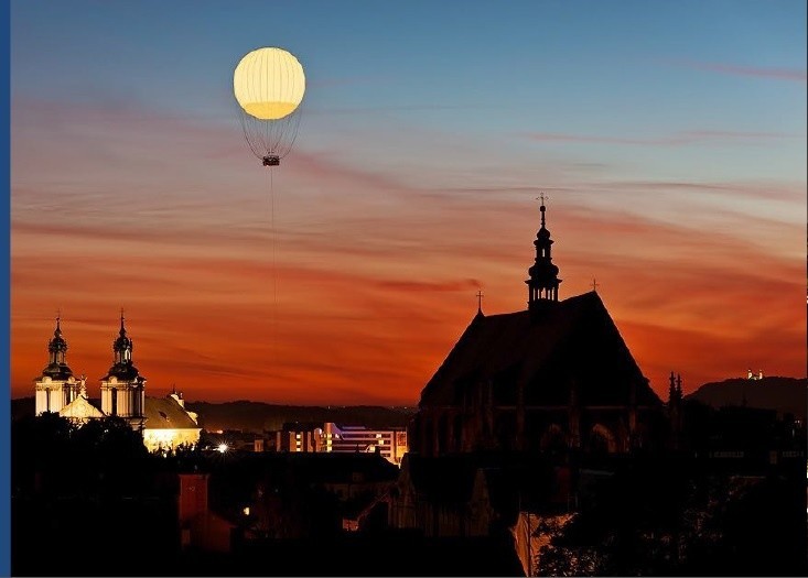 Kraków. Balon nad zamkniętą plażą. Konserwator: To żałosny widok [ZDJĘCIA]