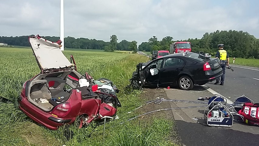 W tragicznym wypadku niedaleko Chełmży zginęły dwie osoby.