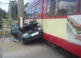 Groźna kolizja w Gorzowie. Osobówka wjechała pod tramwaj (zdjęcia)