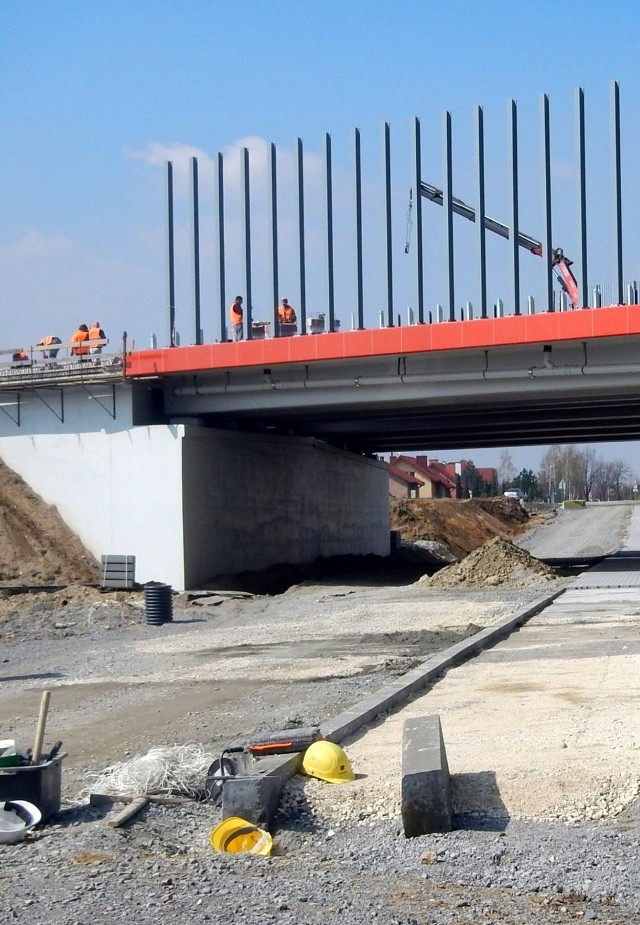 Na niektórych odcinkach budowy trwa już montaż ekranów akustycznych. Ale wszystko gotowe będzie dopiero za pół roku