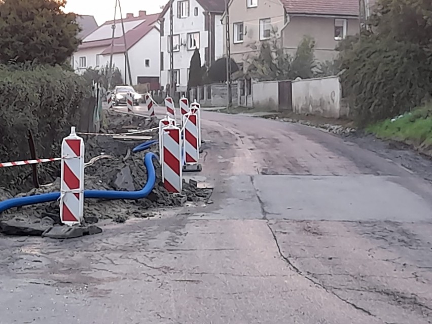 Wąskie gardło z nowym chodnikiem w Racławicach Śląskich. Miało być bezpieczniej, ale ludzie boją się wypadków