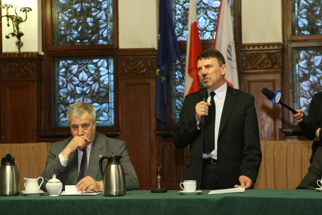 Prezydent Maciej Kobyliński (z lewej) i Czesław Byczek, prezes Termochemu, pod koniec marca 2012 grali w jednej drużynie