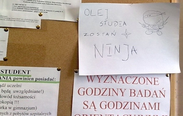 "Olej studia zostań ninja" napisali studenci rozbawieni wielogodzinnym czekaniem.