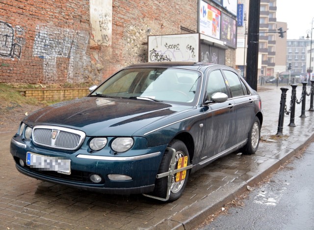 Auto stoi przy ulicy Mościckiego w niedozwolonym miejscu