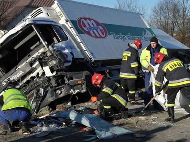 Wola Zambrowska wypadek. Zginęło 6 osób [PRZYCZYNY, OPIS, WIDEO, ZDJĘCIA]