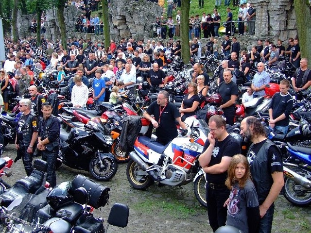 Góra św. Anny: Pielgrzymka motocyklistów 2010.Milośnicy jednośladów zaparkowali swoje maszyny w Grocie Lurdzkiej. Tam odprawiona zostala msza w ich intencji.