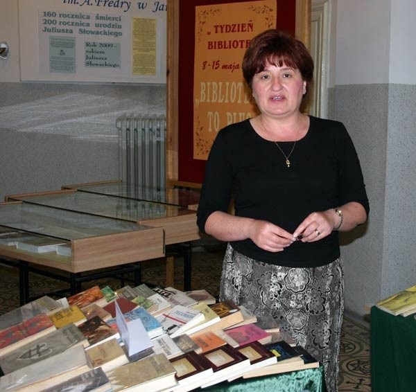 Wszystkie te książki można kupić za złotówkę - pokazuje Elżbieta Tkacz, dyrektor biblioteki.