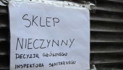 W sobotę kontrola z sanepidu w asyście policji zamknęła sklepy z dopalaczami. Na zdjęciu:zamknięty sklep w Bydgoszczy